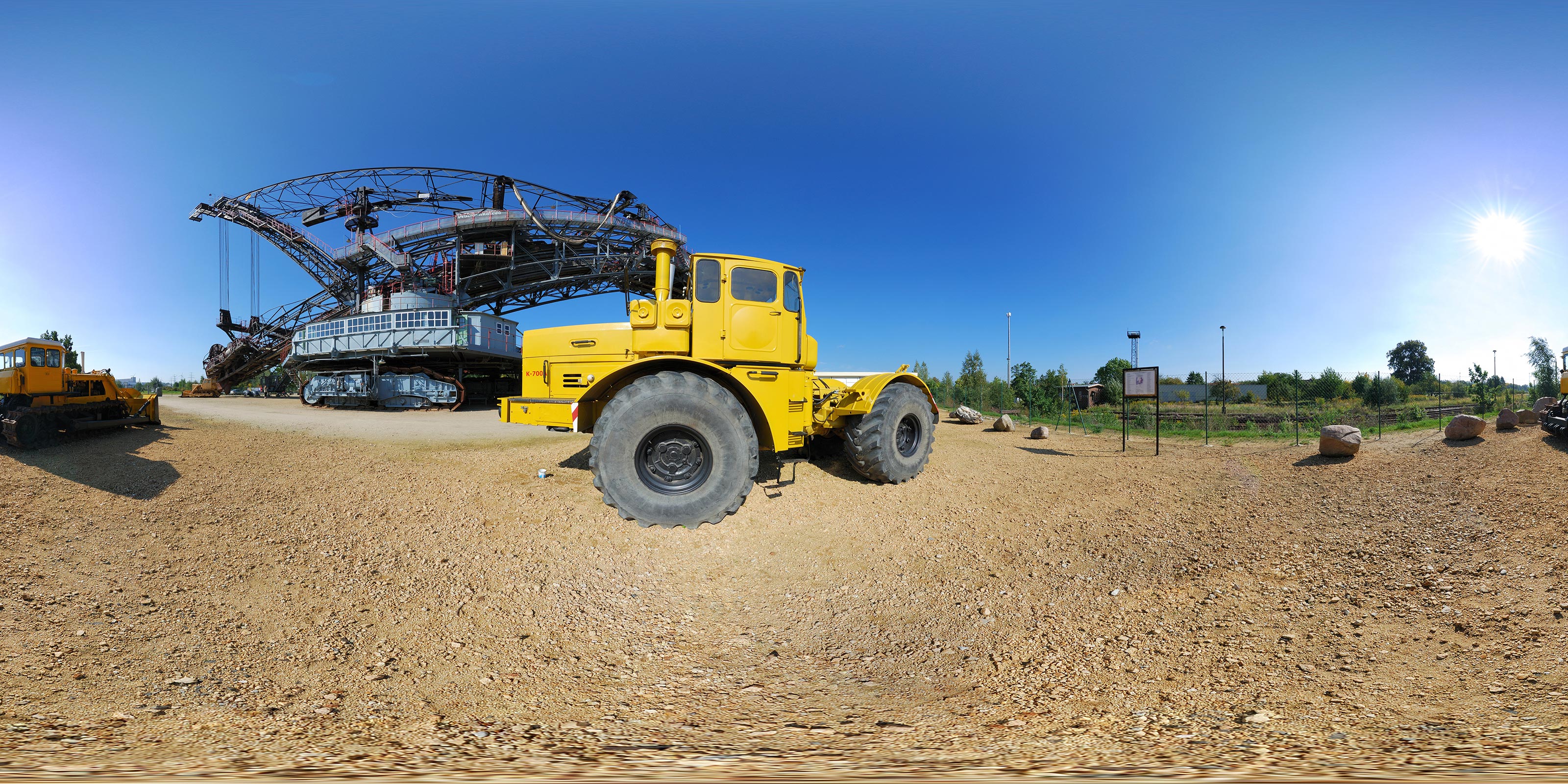 Traktor K700A und Raupe T100