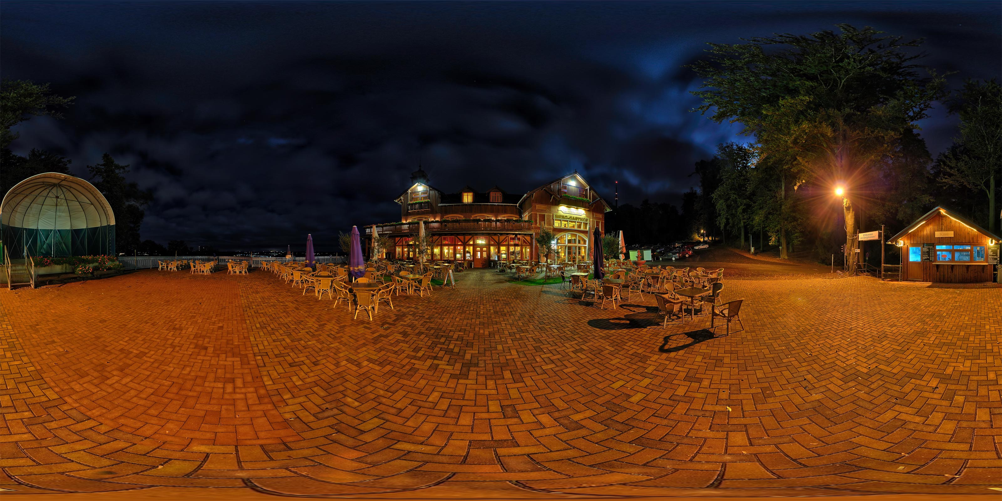 Restaurant und Hotel Honigbrunnen bei Nacht