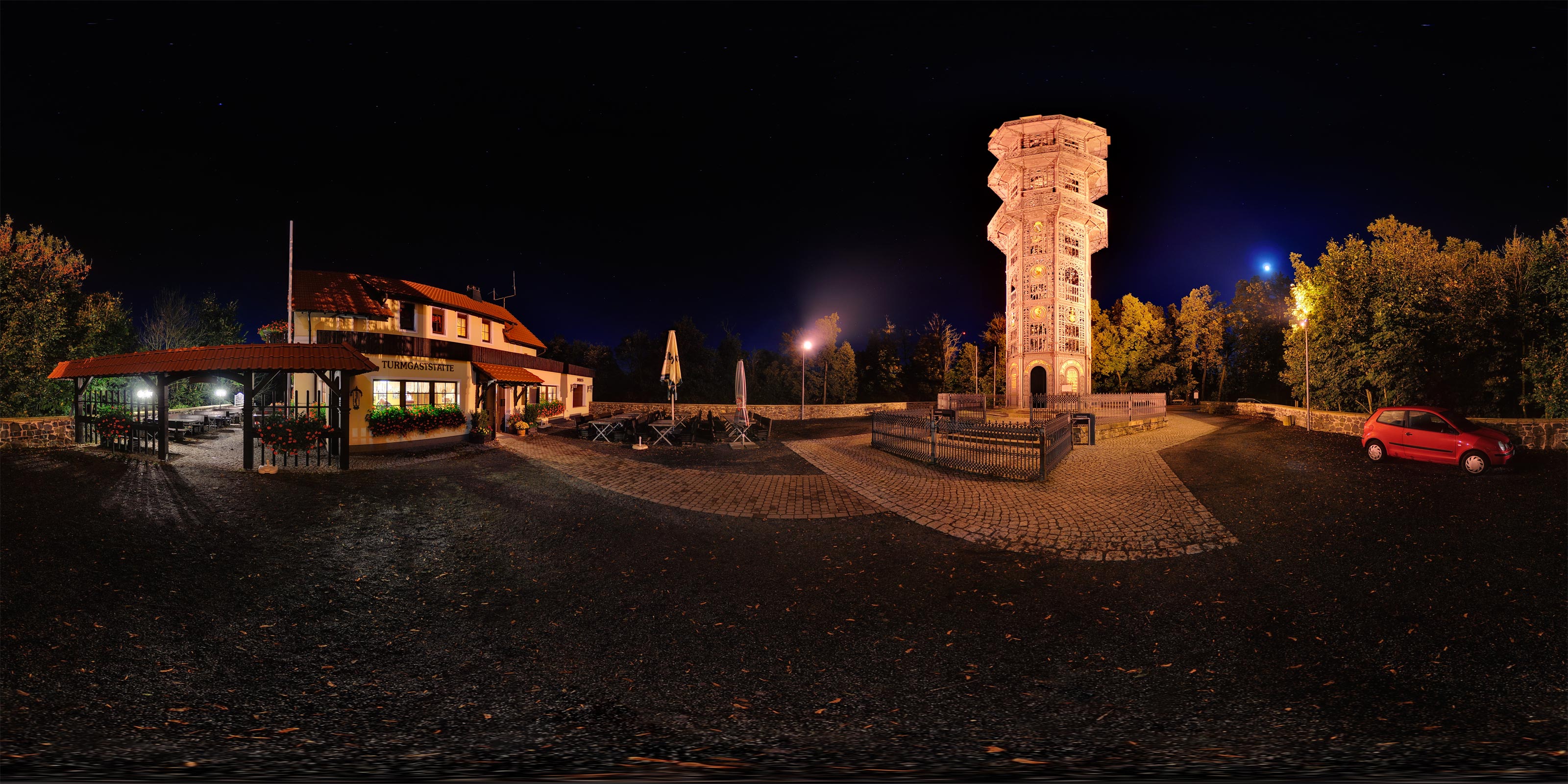 Turmgaststätte und Gußeiserner Turm bei Nacht