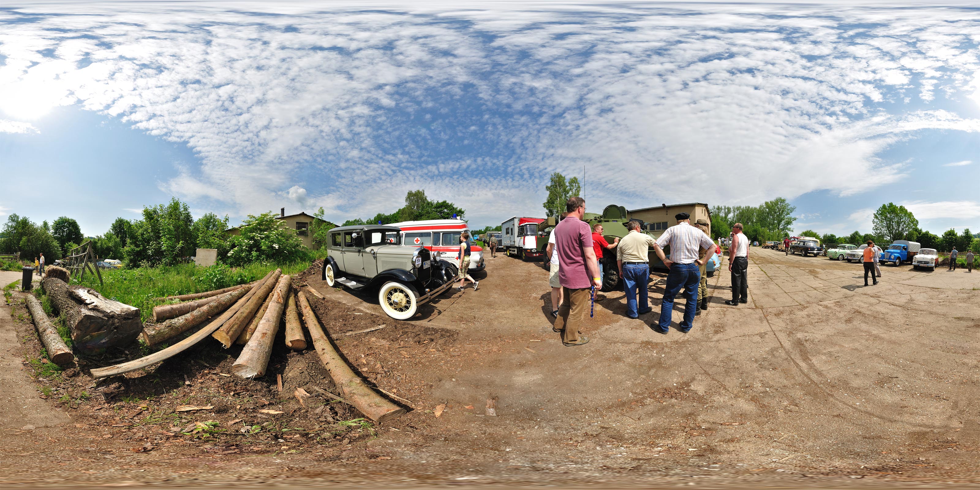 Ausfahrt des 19. Kfz Veteranentreffen 2010
